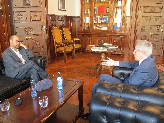 El alcalde de Santiago y el presidente del TSXG durante su encuentro